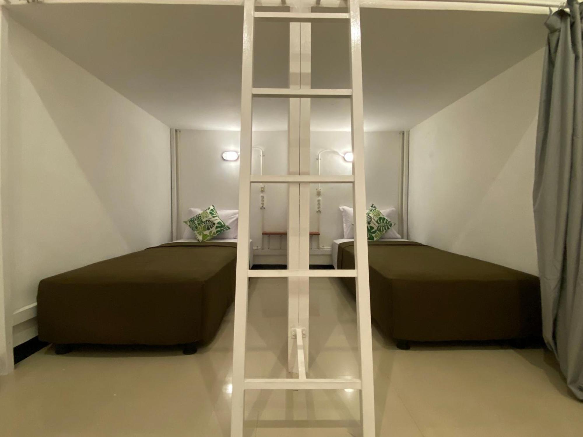 Revive By Snooze Hostel Banyuwangi  Εξωτερικό φωτογραφία