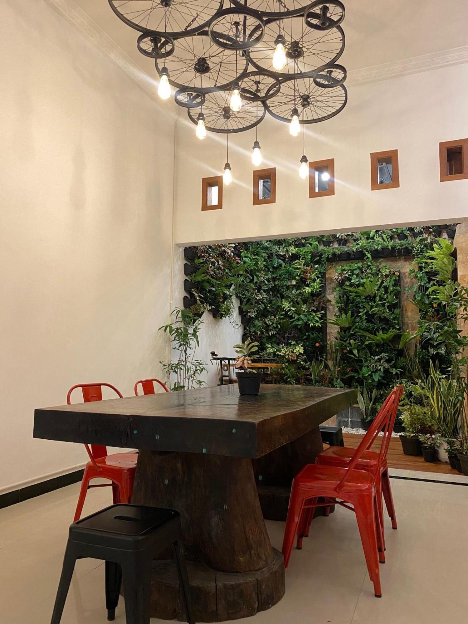Revive By Snooze Hostel Banyuwangi  Εξωτερικό φωτογραφία
